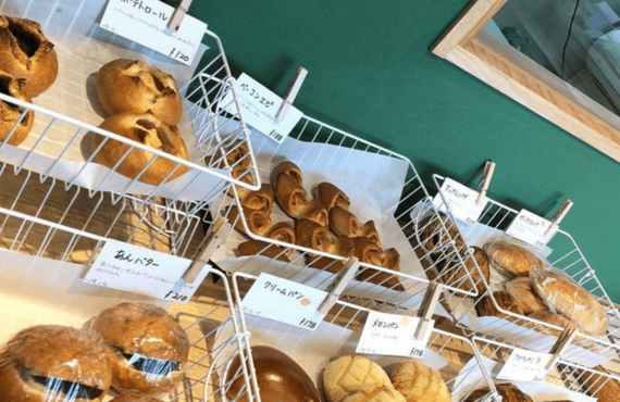 朝から本格的なクロワッサンやバターロールをお楽しみください | 桜川の美味しいパン屋・ONE BAKERY
